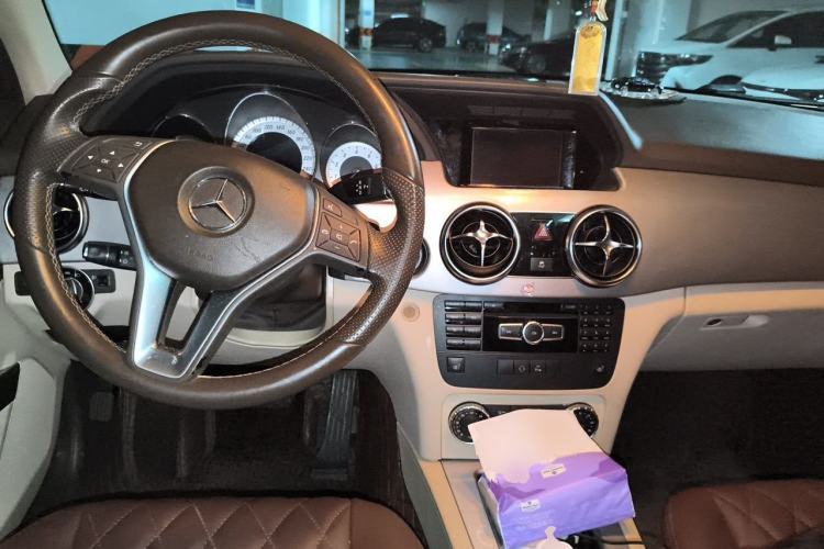 Used Mercedes-Benz GLK-Class 2013 GLK 300 4MATIC Dynamic Sunroof Model Center Console