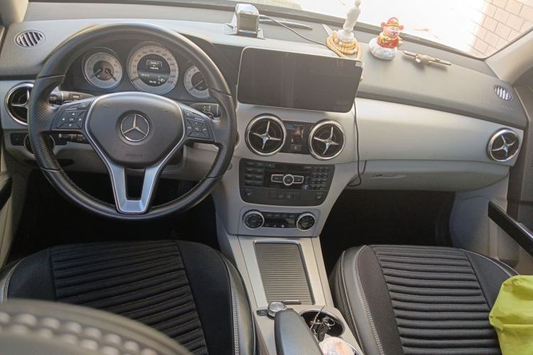Used Mercedes-Benz GLK-Class 2013 Facelift GLK 300 4MATIC Fashion Edition Center Console