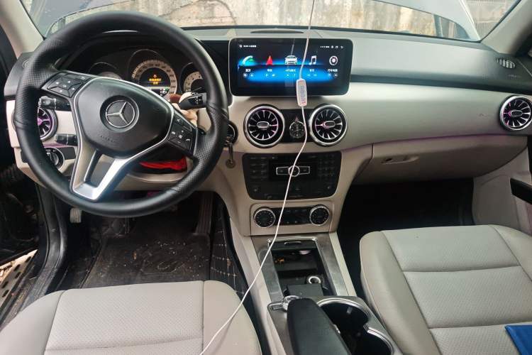 Used Mercedes-Benz GLK-Class 2013 GLK 300 4MATIC Fashion Model Center Console