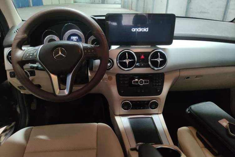 Used Mercedes-Benz GLK-Class 2013 GLK 300 4MATIC Dynamic Sunroof Model Center Console