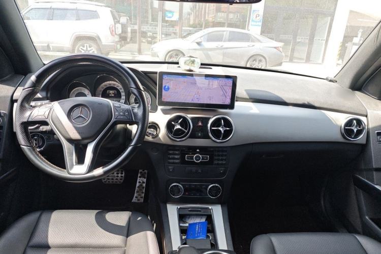 Used Mercedes-Benz GLK-Class 2013 GLK 300 4MATIC Dynamic Edition Center Console