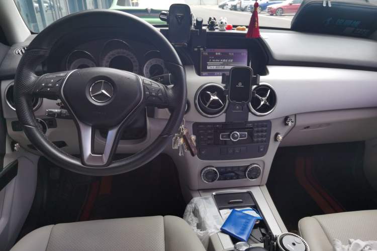 Used Mercedes-Benz GLK-Class 2013 GLK 300 4MATIC Dynamic Edition Center Console