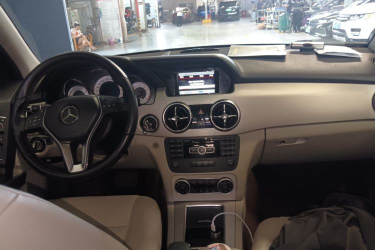 Used Mercedes-Benz GLK-Class 2013 GLK 300 4MATIC Dynamic Sunroof Model Center Console