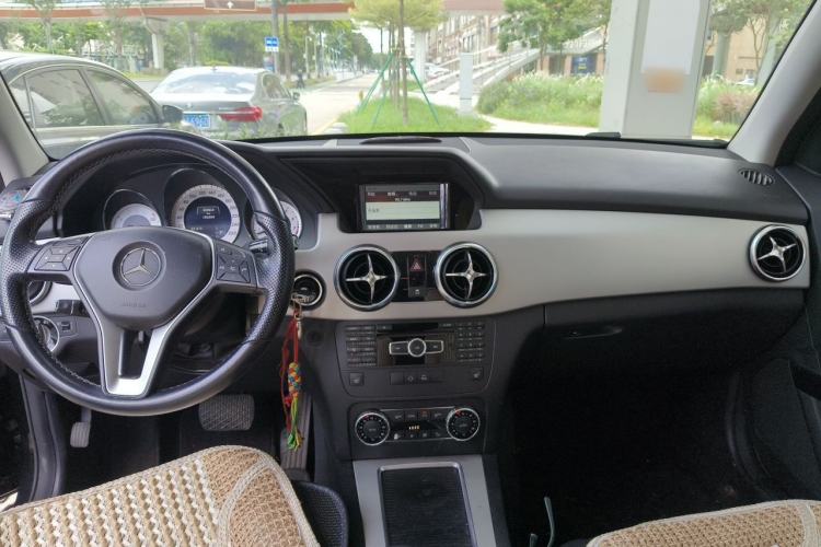 Used Mercedes-Benz GLK-Class 2013 GLK 300 4MATIC Dynamic Sunroof Model Center Console