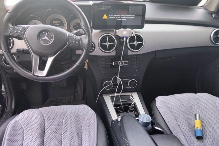 Used Mercedes-Benz GLK-Class 2013 GLK 300 4MATIC Dynamic Sunroof Model Center Console