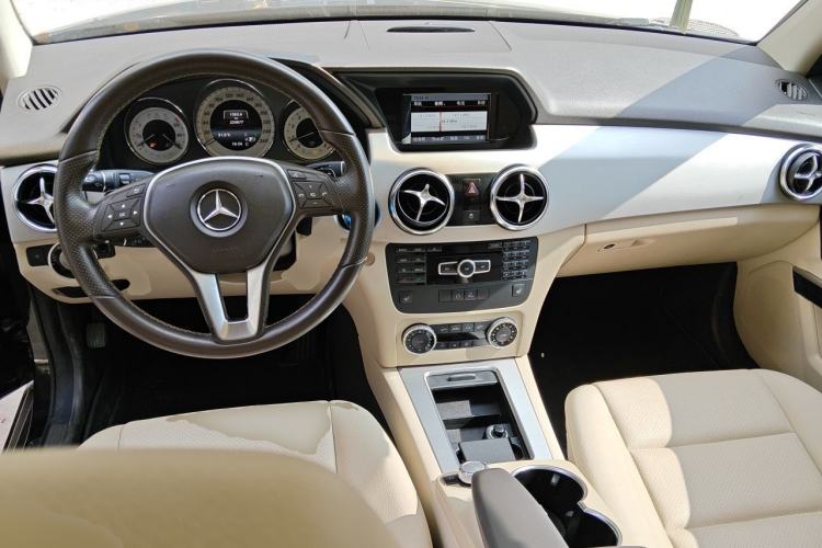 Used Mercedes-Benz GLK-Class 2013 GLK 300 4MATIC Dynamic Sunroof Model Center Console
