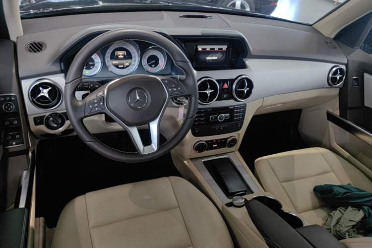 Used Mercedes-Benz GLK-Class 2013 GLK 300 4MATIC Dynamic Sunroof Model Center Console