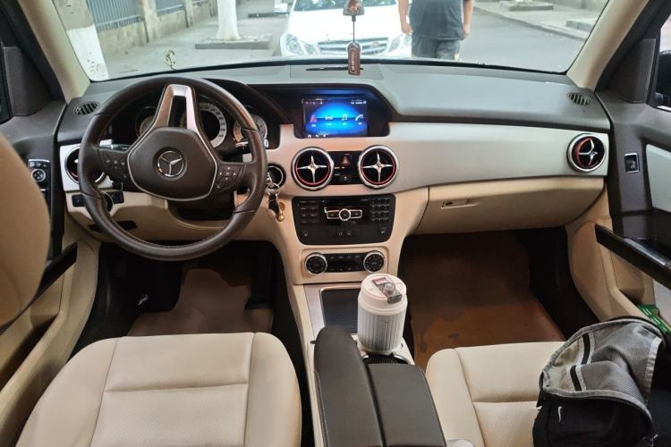 Used Mercedes-Benz GLK-Class 2013 GLK 300 4MATIC Dynamic Edition Center Console