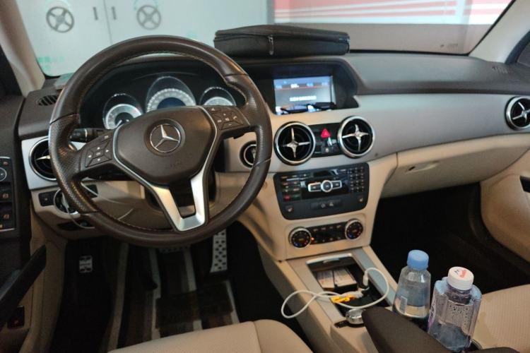 Used Mercedes-Benz GLK-Class 2013 GLK 300 4MATIC Dynamic Sunroof Model Center Console