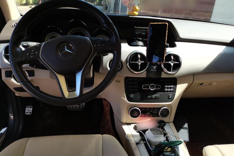 Used Mercedes-Benz GLK-Class 2013 GLK 300 4MATIC Luxury Model Center Console
