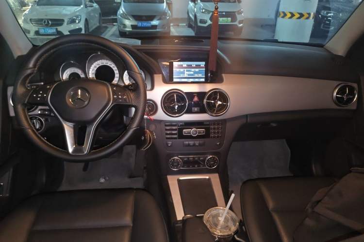 Used Mercedes-Benz GLK-Class 2013 GLK 300 4MATIC Dynamic Sunroof Model Center Console