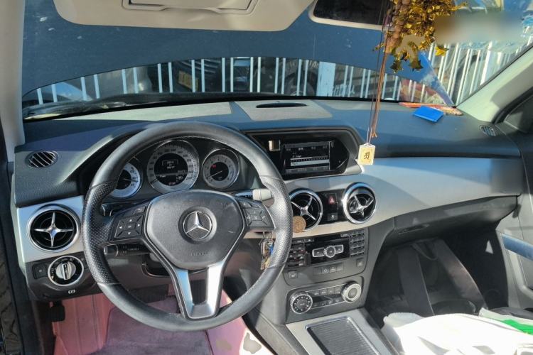 Used Mercedes-Benz GLK-Class 2013 GLK 300 4MATIC Dynamic Edition Center Console