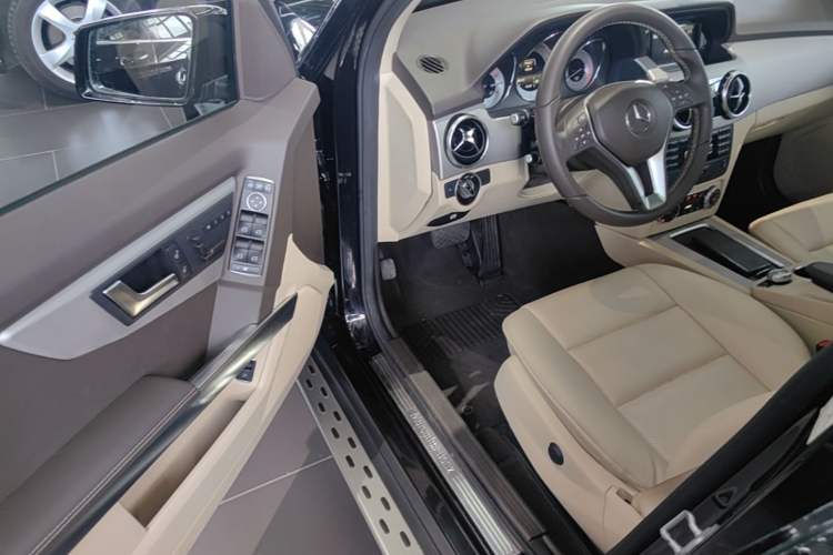 Used Mercedes-Benz GLK-Class 2013 GLK 300 4MATIC Dynamic Sunroof Model Driver Seat