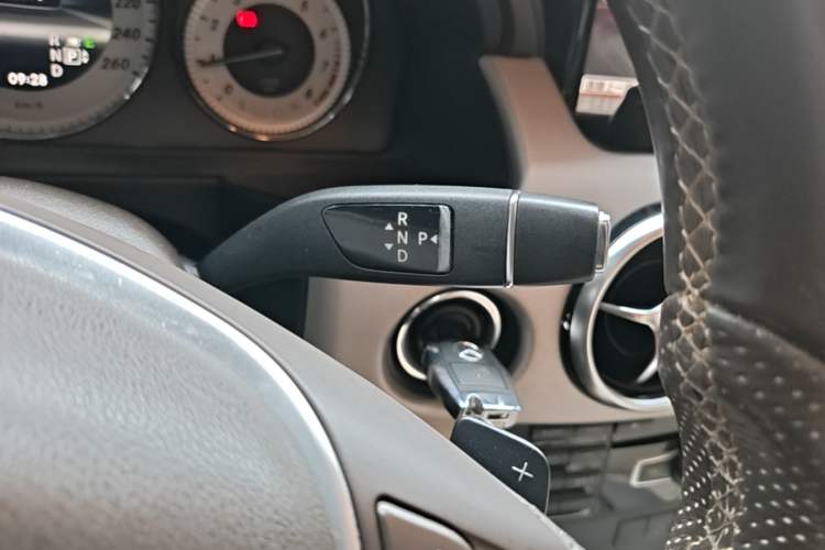 Used Mercedes-Benz GLK-Class 2013 GLK 300 4MATIC Dynamic Edition Gear Lever