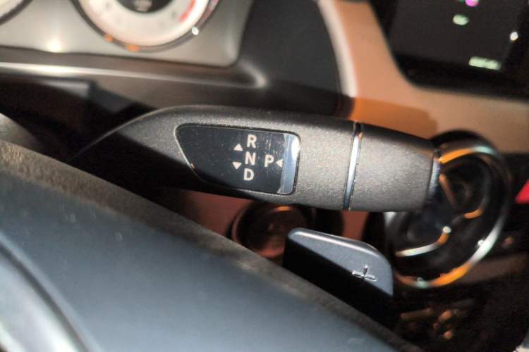 Used Mercedes-Benz GLK-Class 2013 Facelift GLK 300 4MATIC Fashion Edition Gear Lever