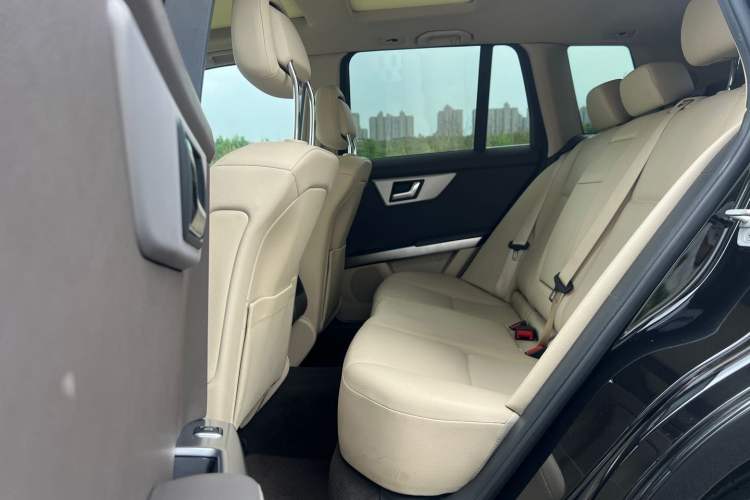 Used Mercedes-Benz GLK-Class 2013 GLK 300 4MATIC Dynamic Sunroof Model Interior 2