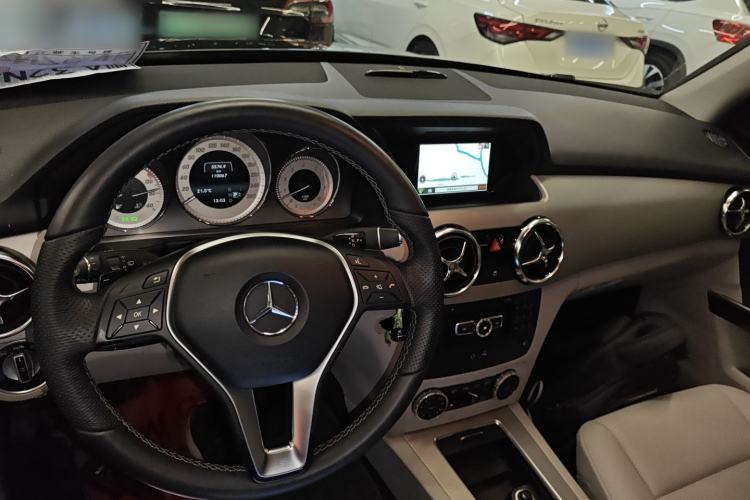 Used Mercedes-Benz GLK-Class 2013 GLK 300 4MATIC Dynamic Sunroof Model Interior 2