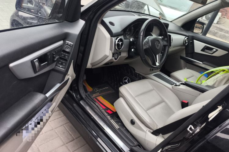 Used Mercedes-Benz GLK-Class 2013 GLK 300 4MATIC Dynamic Sunroof Model Interior 3