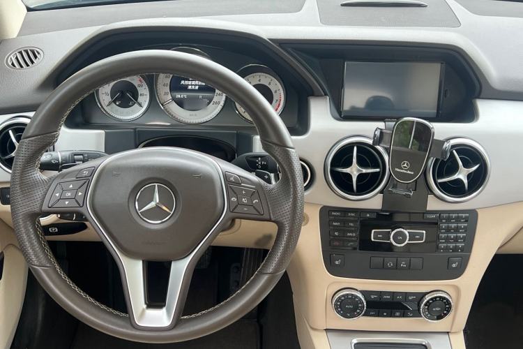 Used Mercedes-Benz GLK-Class 2013 GLK 300 4MATIC Dynamic Sunroof Model Interior 3