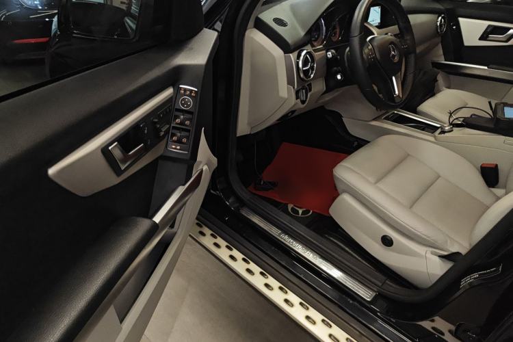 Used Mercedes-Benz GLK-Class 2013 GLK 300 4MATIC Dynamic Sunroof Model Interior 3