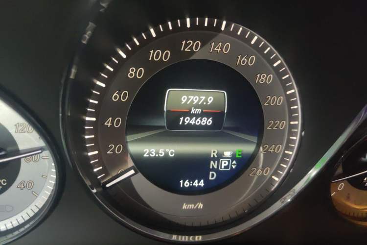 Used Mercedes-Benz GLK-Class 2013 GLK 300 4MATIC Fashion Model Odometer Close Up