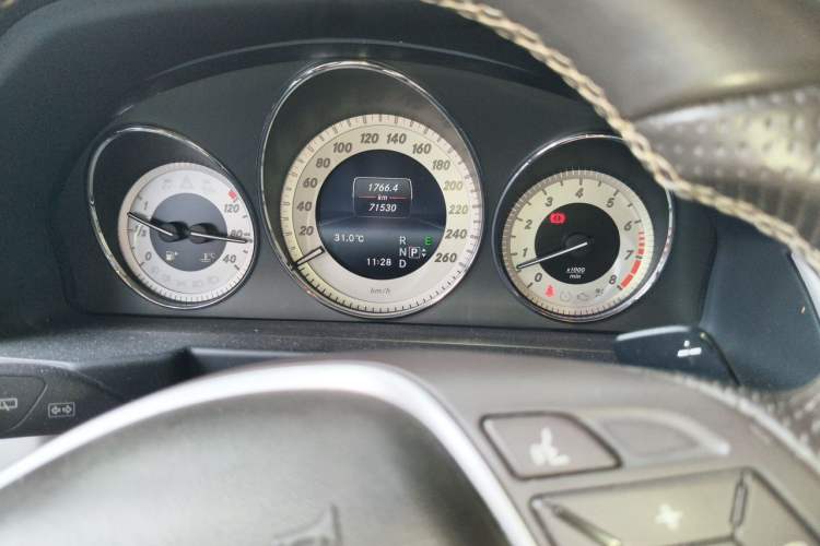 Used Mercedes-Benz GLK-Class 2013 GLK 300 4MATIC Dynamic Sunroof Model Odometer Close Up