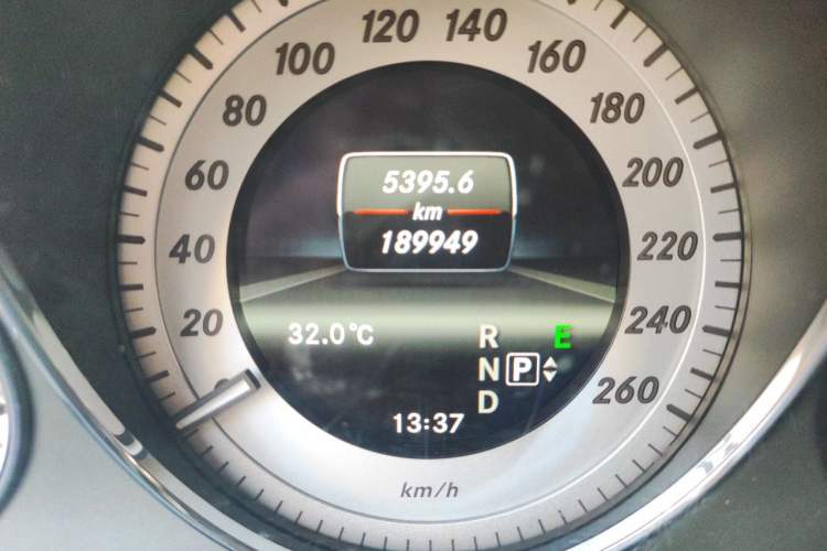 Used Mercedes-Benz GLK-Class 2013 GLK 300 4MATIC Dynamic Sunroof Model Odometer Close Up