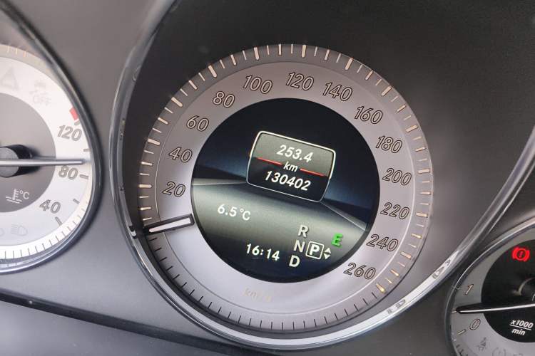 Used Mercedes-Benz GLK-Class 2013 GLK 300 4MATIC Dynamic Sunroof Model Odometer Close Up