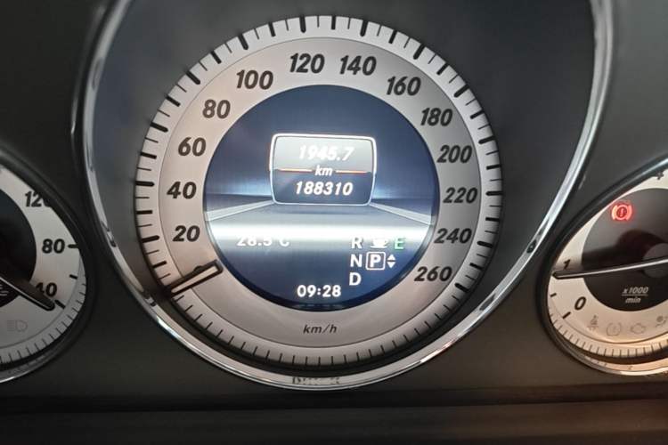 Used Mercedes-Benz GLK-Class 2013 GLK 300 4MATIC Dynamic Edition Odometer Close Up