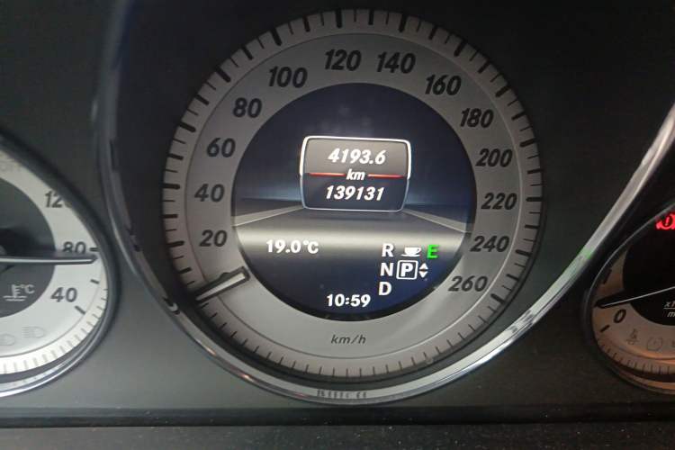 Used Mercedes-Benz GLK-Class 2013 GLK 300 4MATIC Dynamic Edition Odometer Close Up