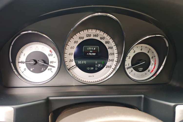 Used Mercedes-Benz GLK-Class 2013 GLK 300 4MATIC Dynamic Sunroof Model Odometer Close Up