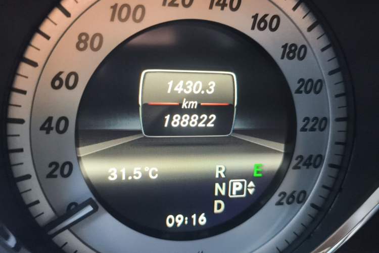 Used Mercedes-Benz GLK-Class 2013 Facelift GLK 300 4MATIC Fashion Edition Odometer Close Up