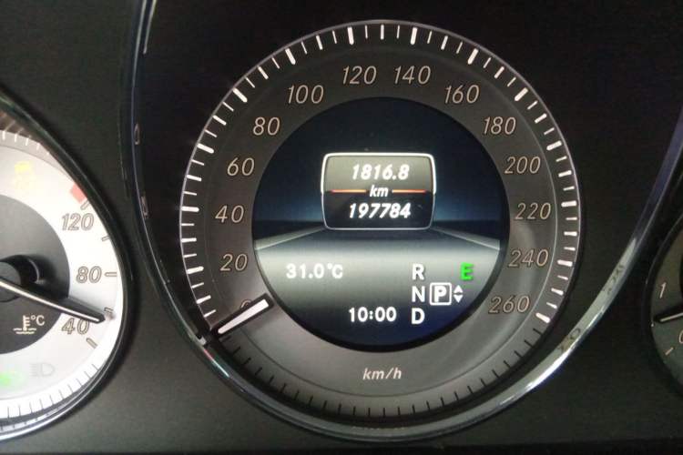 Used Mercedes-Benz GLK-Class 2013 Facelift GLK 300 4MATIC Fashion Edition Odometer Close Up