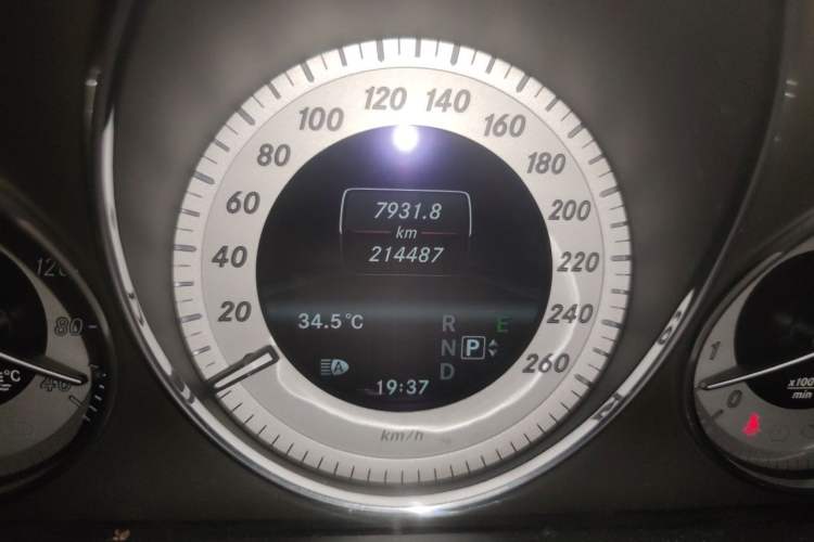 Used Mercedes-Benz GLK-Class 2013 Facelift GLK 300 4MATIC Fashion Edition Odometer Close Up