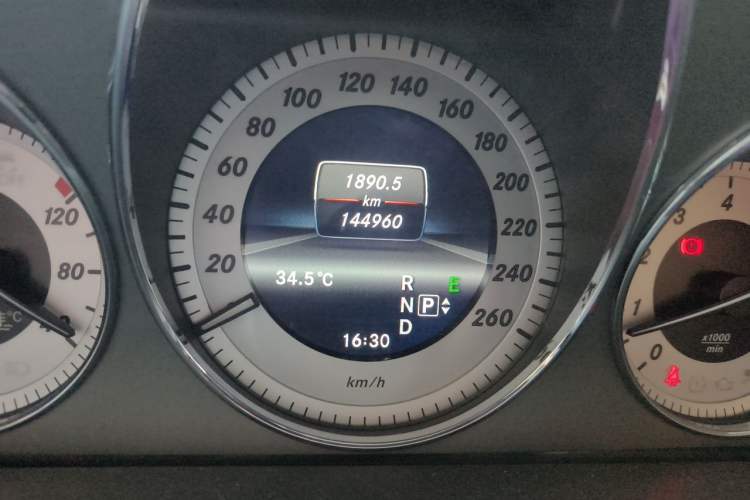 Used Mercedes-Benz GLK-Class 2013 GLK 300 4MATIC Fashion Model Odometer Close Up