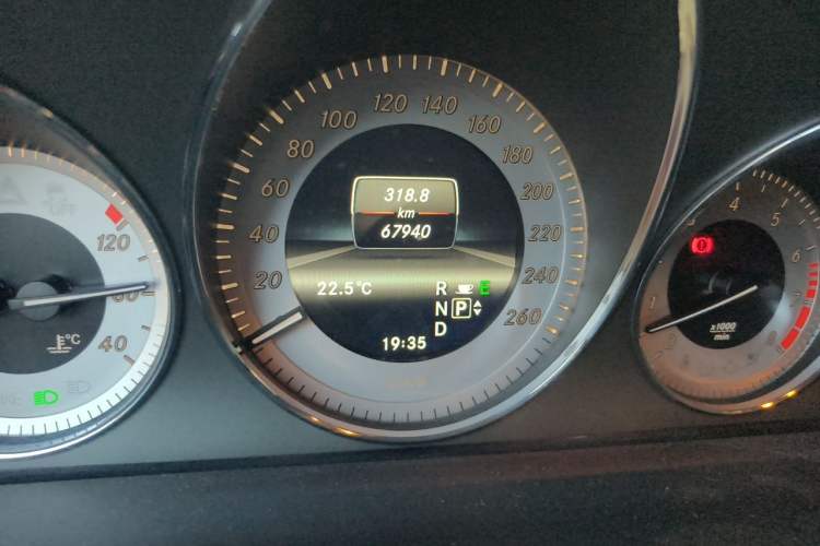 Used Mercedes-Benz GLK-Class 2013 GLK 300 4MATIC Dynamic Edition Odometer Close Up