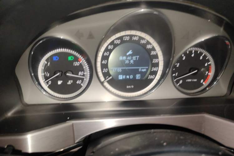 Used Mercedes-Benz GLK-Class 2013 GLK 300 4MATIC Luxury Model Odometer Close Up