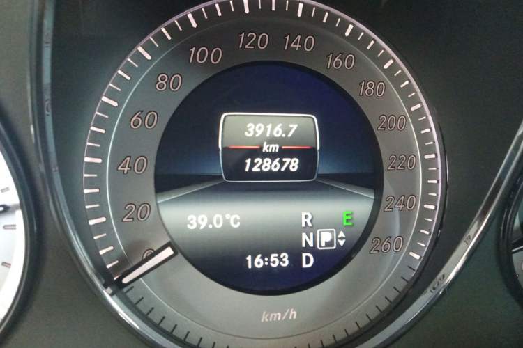 Used Mercedes-Benz GLK-Class 2013 GLK 300 4MATIC Dynamic Sunroof Model Odometer Close Up
