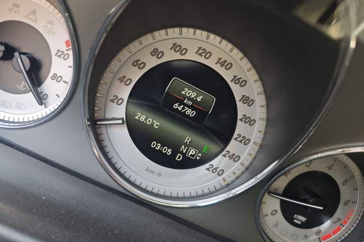 Used Mercedes-Benz GLK-Class 2013 GLK 300 4MATIC Dynamic Edition Odometer Close Up