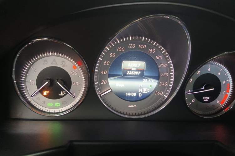 Used Mercedes-Benz GLK-Class 2013 GLK 300 4MATIC Dynamic Sunroof Model Odometer Close Up