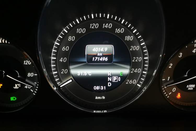 Used Mercedes-Benz GLK-Class 2013 GLK 300 4MATIC Dynamic Edition Odometer Close Up