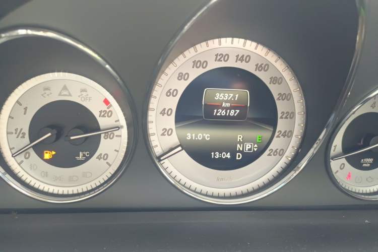 Used Mercedes-Benz GLK-Class 2013 GLK 300 4MATIC Dynamic Sunroof Model Odometer Close Up