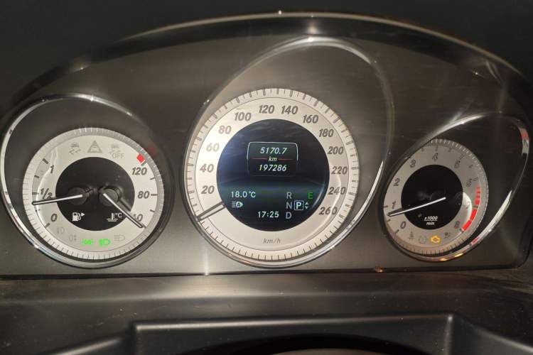 Used Mercedes-Benz GLK-Class 2013 GLK 300 4MATIC Luxury Model Odometer Close Up