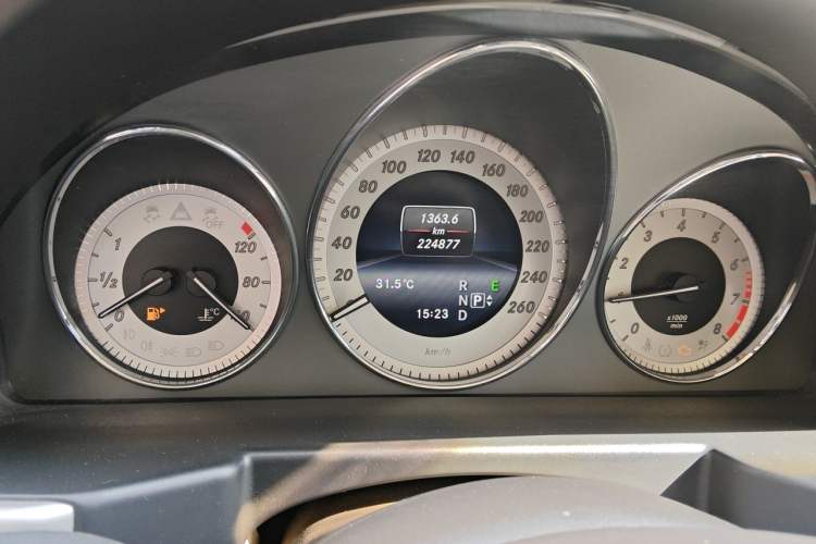 Used Mercedes-Benz GLK-Class 2013 GLK 300 4MATIC Dynamic Sunroof Model Odometer Close Up