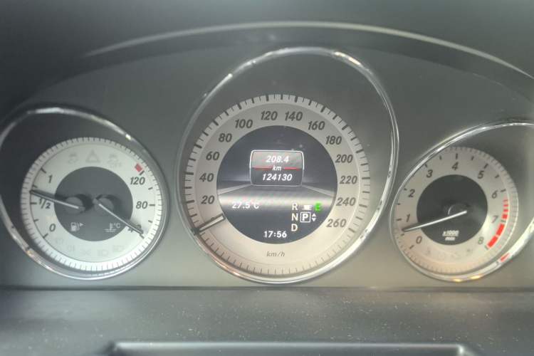 Used Mercedes-Benz GLK-Class 2013 GLK 300 4MATIC Luxury Model Odometer Close Up
