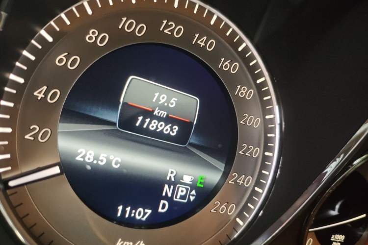 Used Mercedes-Benz GLK-Class 2013 GLK 300 4MATIC Dynamic Edition Odometer Close Up