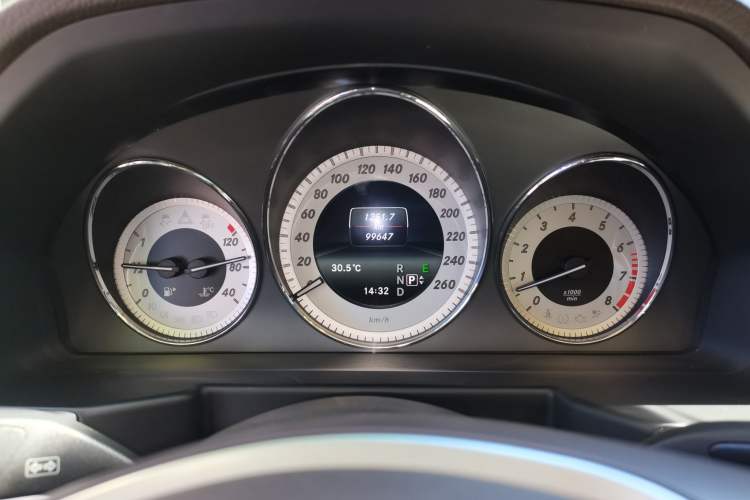 Used Mercedes-Benz GLK-Class 2013 GLK 300 4MATIC Luxury Model Odometer Close Up