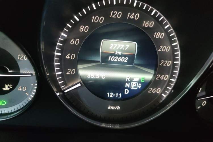 Used Mercedes-Benz GLK-Class 2013 GLK 300 4MATIC Dynamic Edition Odometer Close Up