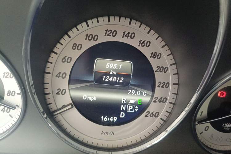 Used Mercedes-Benz GLK-Class 2013 GLK 300 4MATIC Dynamic Edition Odometer Close Up