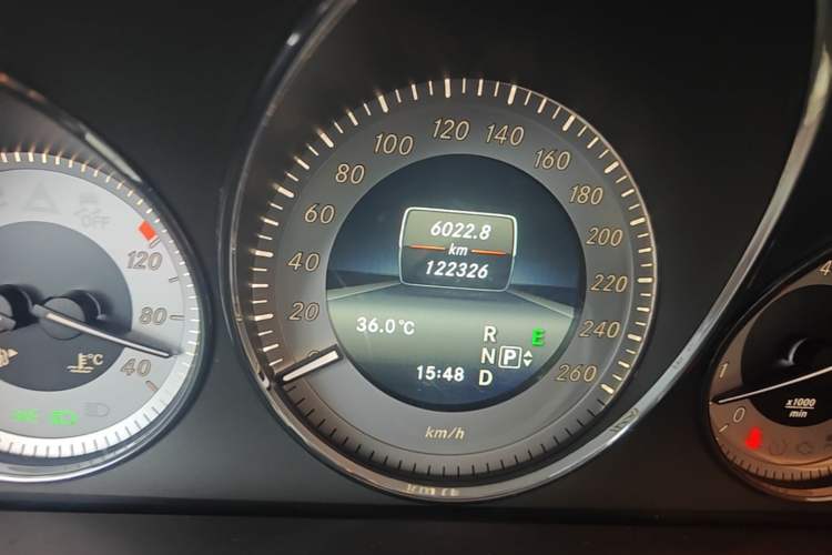 Used Mercedes-Benz GLK-Class 2013 Facelift GLK 300 4MATIC Fashion Edition Odometer Close Up